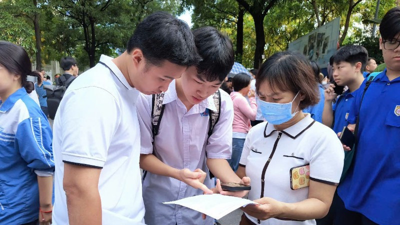 Những năm trước, sau khi thí sinh biết điểm thi tốt nghiệp THPT, Bộ Giáo dục và Đào tạo mới công bố phổ điểm. Năm nay, phổ điểm được công bố trước 1 ngày.