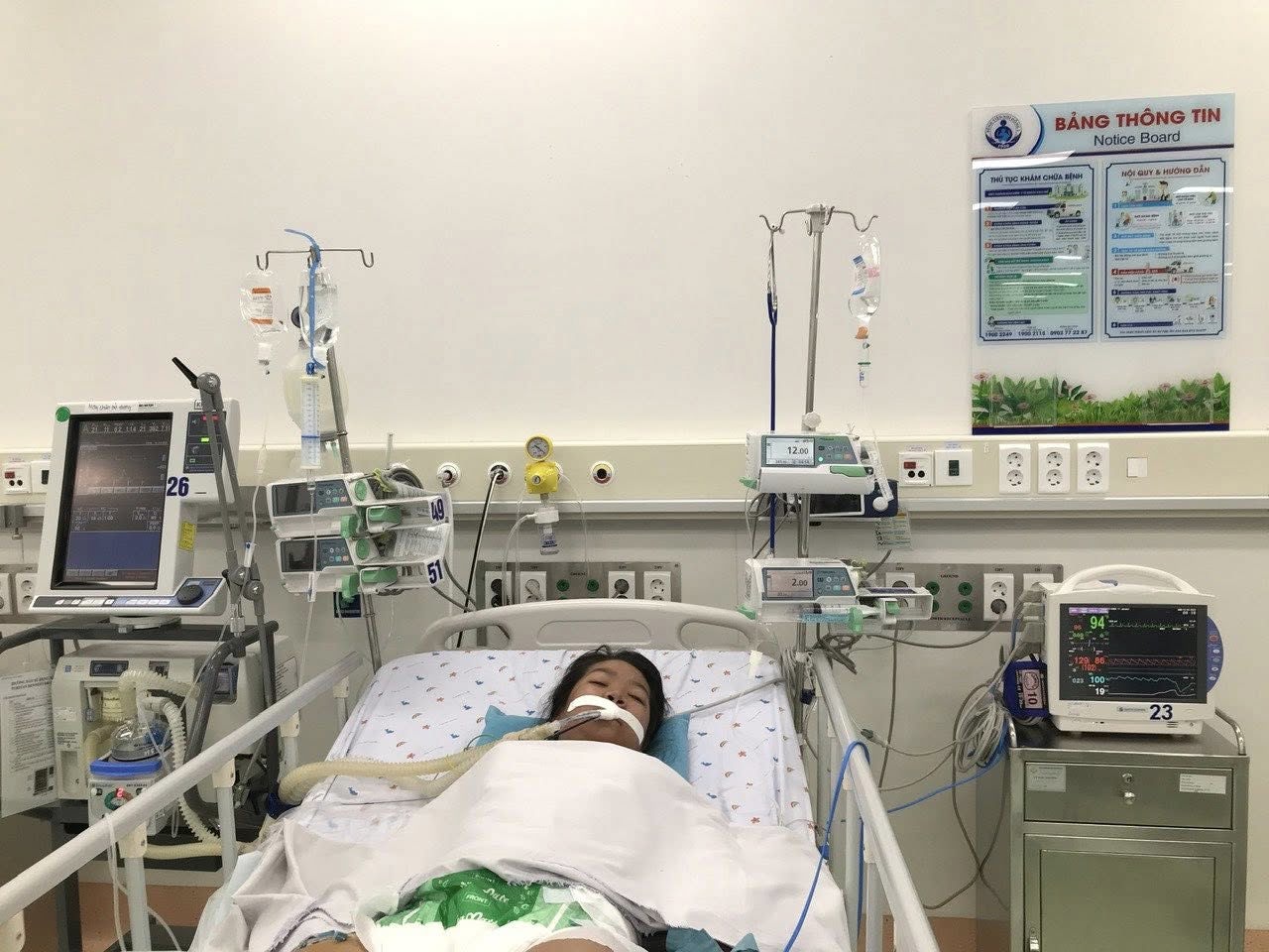 Bệnh nhi điều trị sốt xuất huyết nặng tại Bệnh viện nhi đồng 1. Ảnh: bệnh viện cung cấp