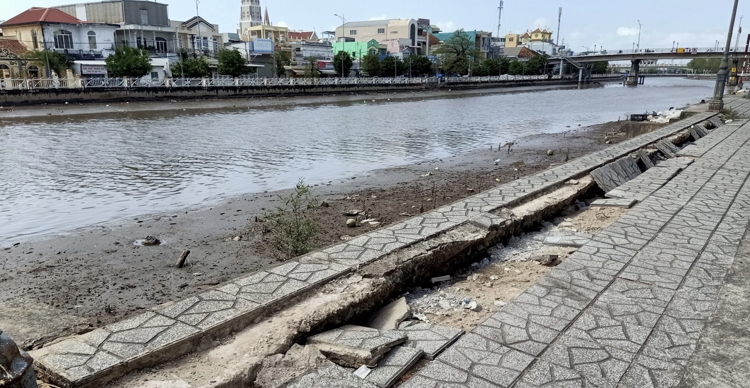 Dự án kè bờ sông TP. Bạc Liêu (cũ) đang bị chậm tiến độ. Ảnh: Huỳnh Hải