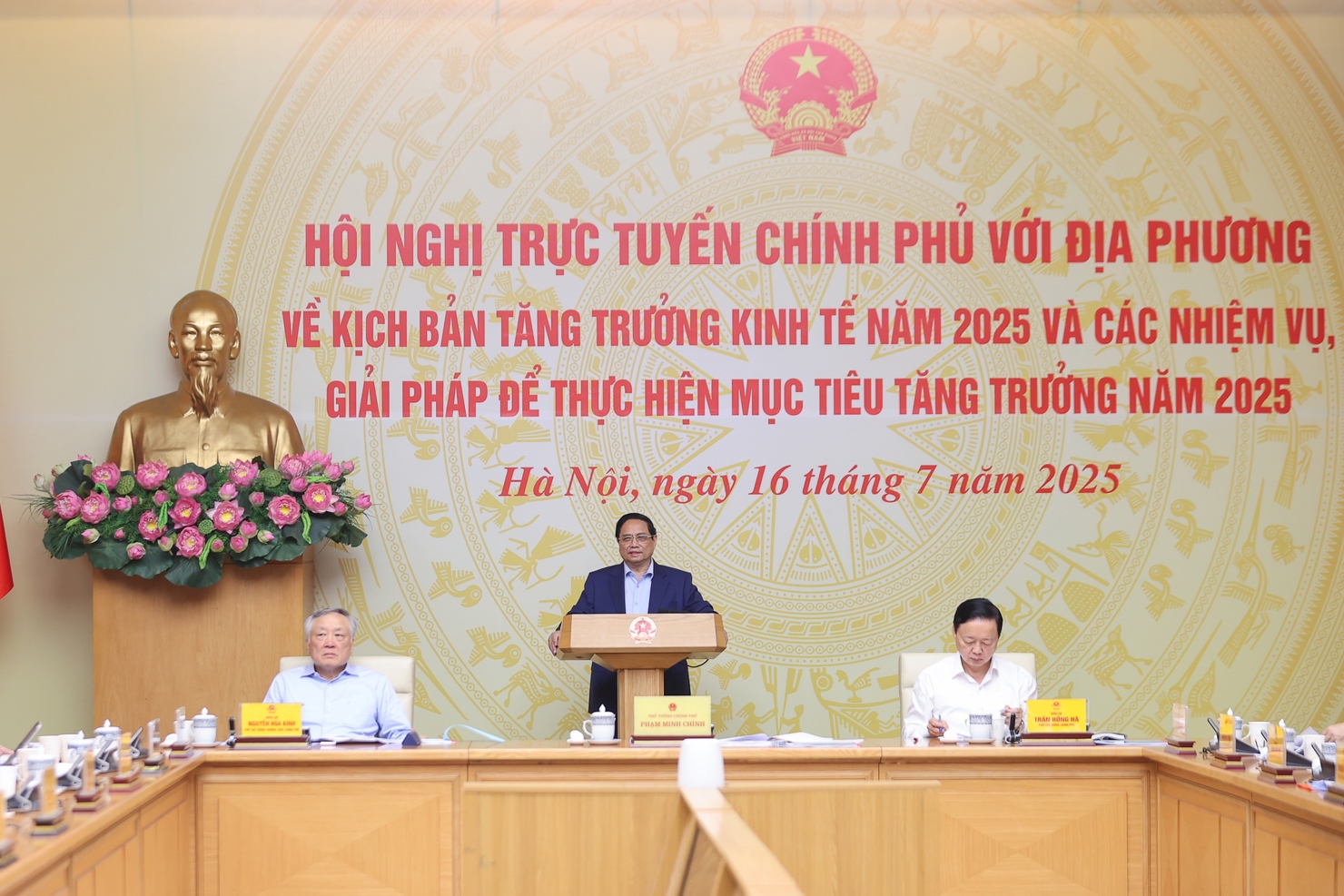 Thủ tướng chủ trì hội nghị trực tuyến với các địa phương về kịch bản tăng trưởng kinh tế. Ảnh: VGP