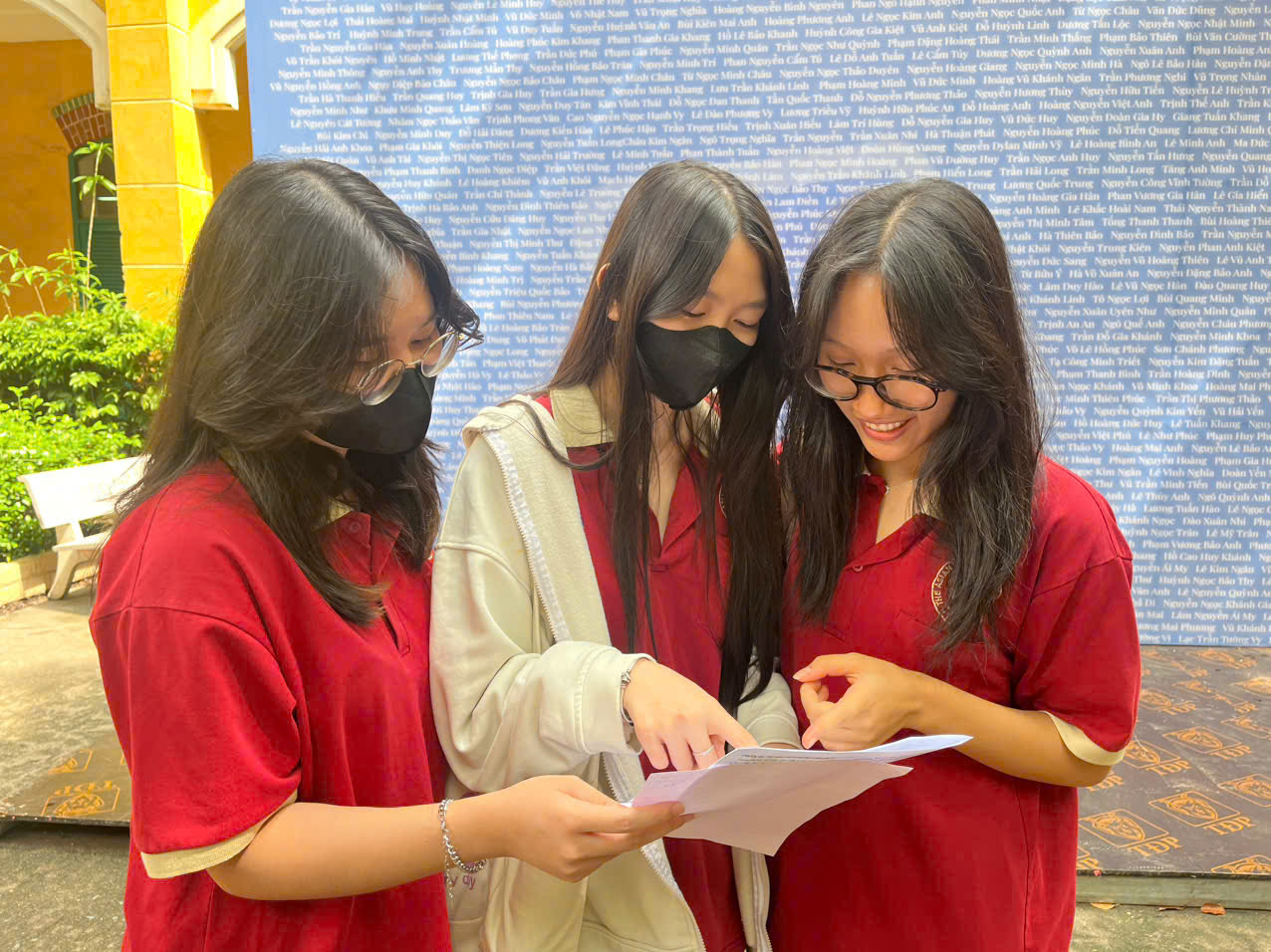 Thí sinh TP. Hồ Chí Minh trao đổi về bài thi trong kỳ thi tốt nghiệp THPT năm 2025. Ảnh: T.D