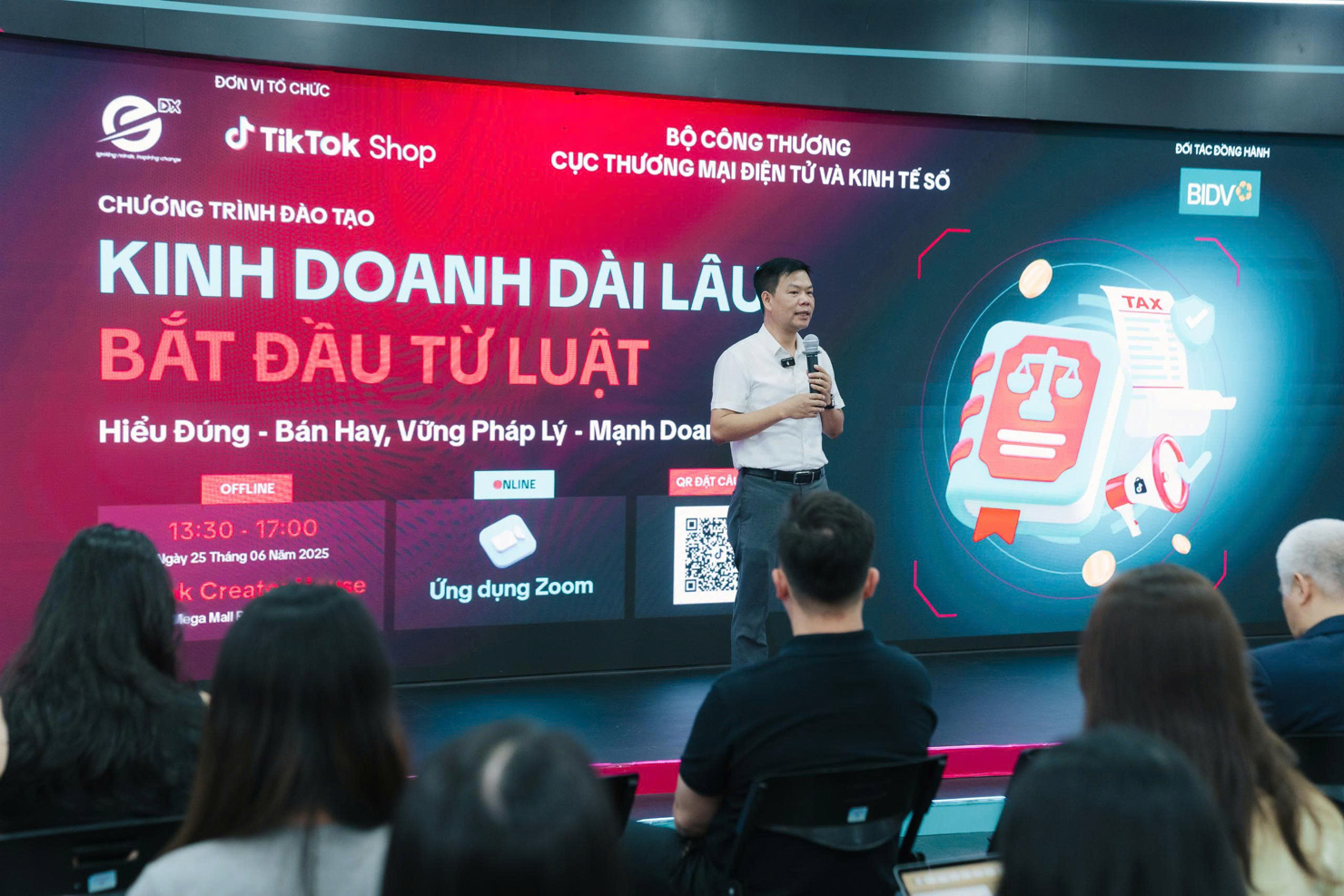 Ông Nguyễn Hữu Tuấn - Giám đốc Trung tâm Phát triển Thương mại điện tử và Công nghệ số (thuộc Bộ Công Thương) phát biểu tại chương trình đào tạo với chủ đề “Kinh doanh dài lâu - Bắt đầu từ luật”.