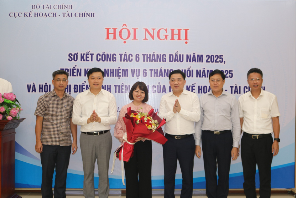 Cục trưởng Cục KHTC Phạm Quang Toản tặng hoa chúc mừng các gương điển hình tiên tiến.