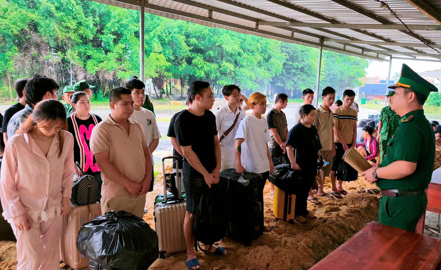 Lực lượng chức năng tỉnh Tây Ninh tiếp nhận 45 người từ Campuchia. Ảnh: Phạm Thọ