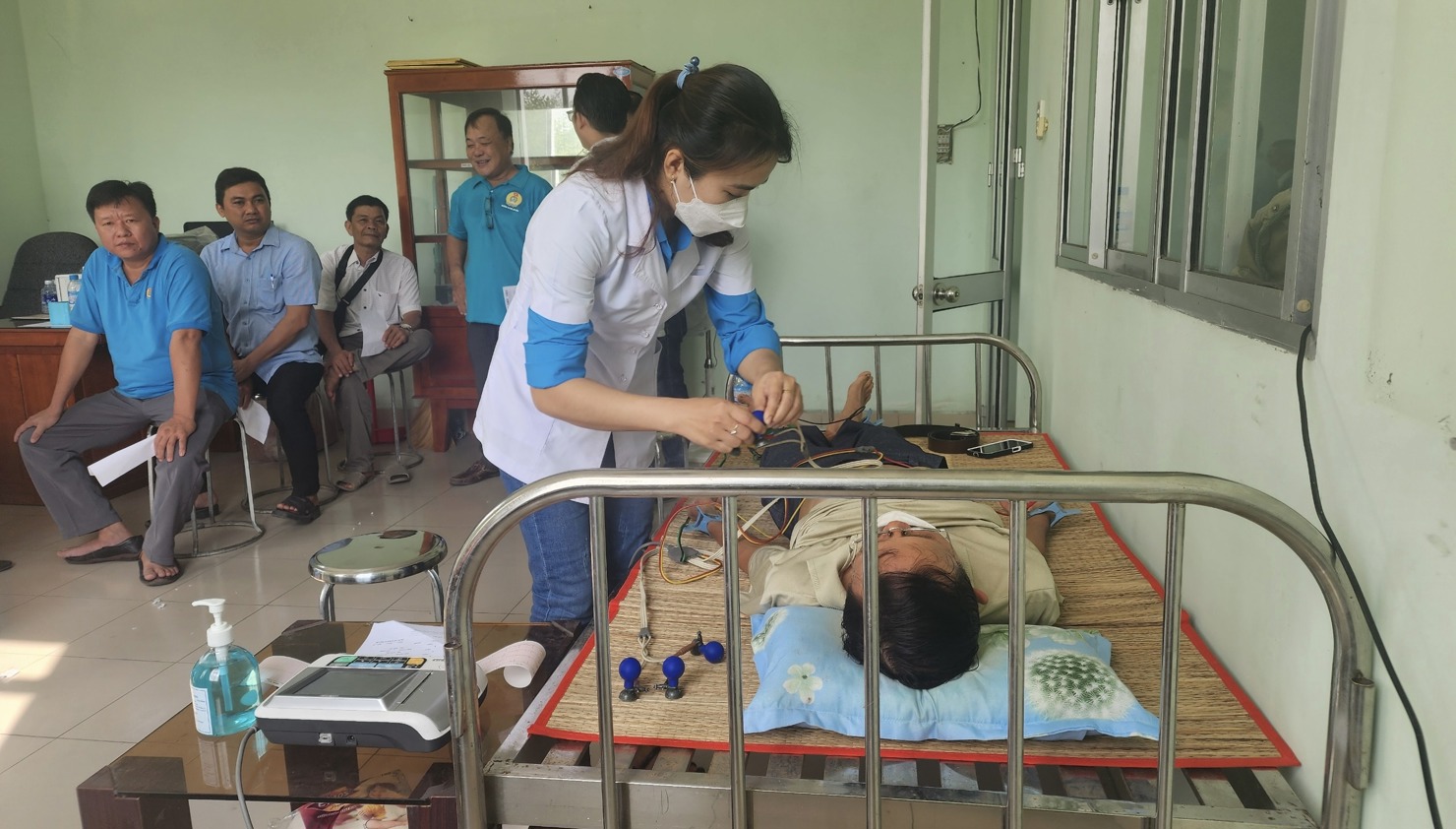 Khám bệnh cho công nhân lao động tại Bến Tre (cũ). Ảnh: Lê Văn