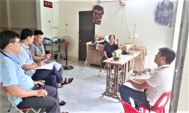 Điều tra viên Đội Thống kê số 2 thu thập thông tin hộ tại xã Kim Bình.