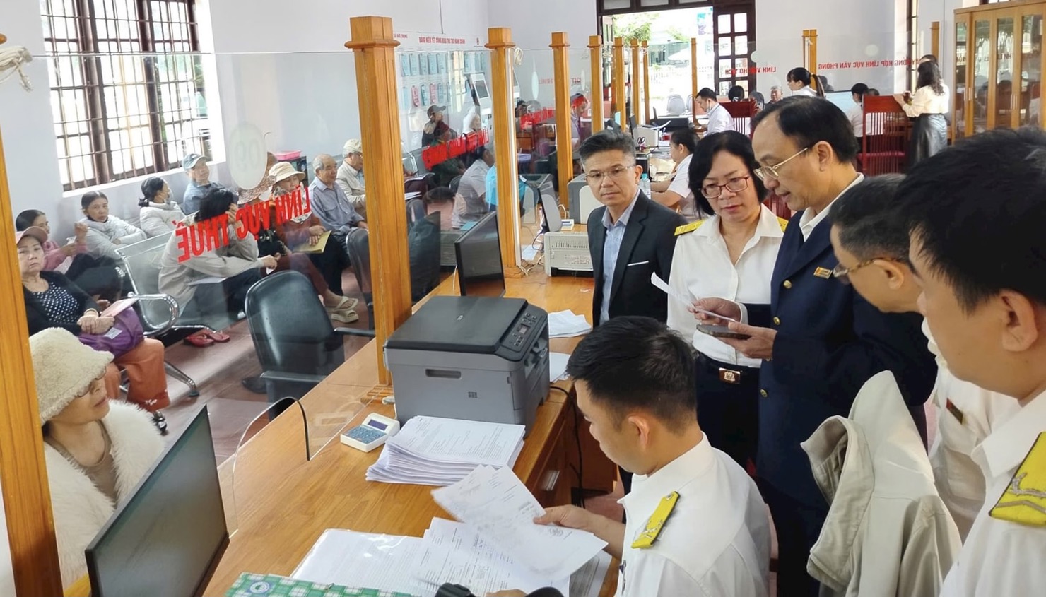 Đoàn công tác của Thuế Lâm Đồng tiến hành kiểm tra thực hiện thủ tục hành chính thuế tại Trung tâm Phục vụ hành chính công. Ảnh: Diễm Thương