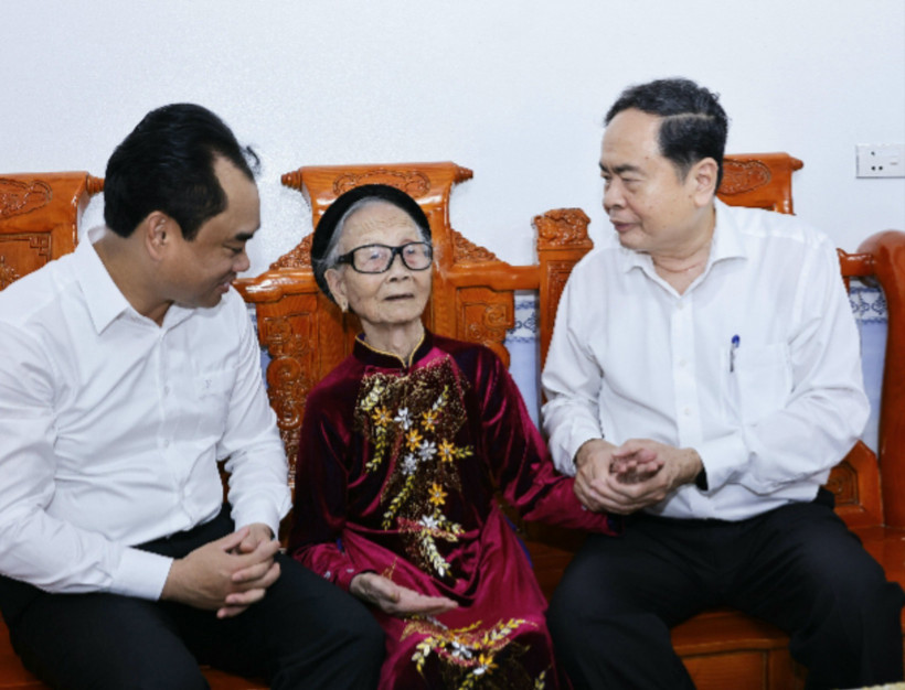 Chủ tịch Quốc hội Trần Thanh Mẫn thăm và tặng quà Mẹ Việt Nam Anh hùng Tạ Thị Trần. Ảnh: TTXVN