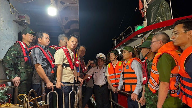 Phó Thủ tướng Trần Hồng Hà trực tiếp có mặt chỉ đạo công tác tìm kiếm, cứu hộ, cứu nạn các du khách và thuyền viên gặp nạn - Ảnh: VGP/Minh Khôi