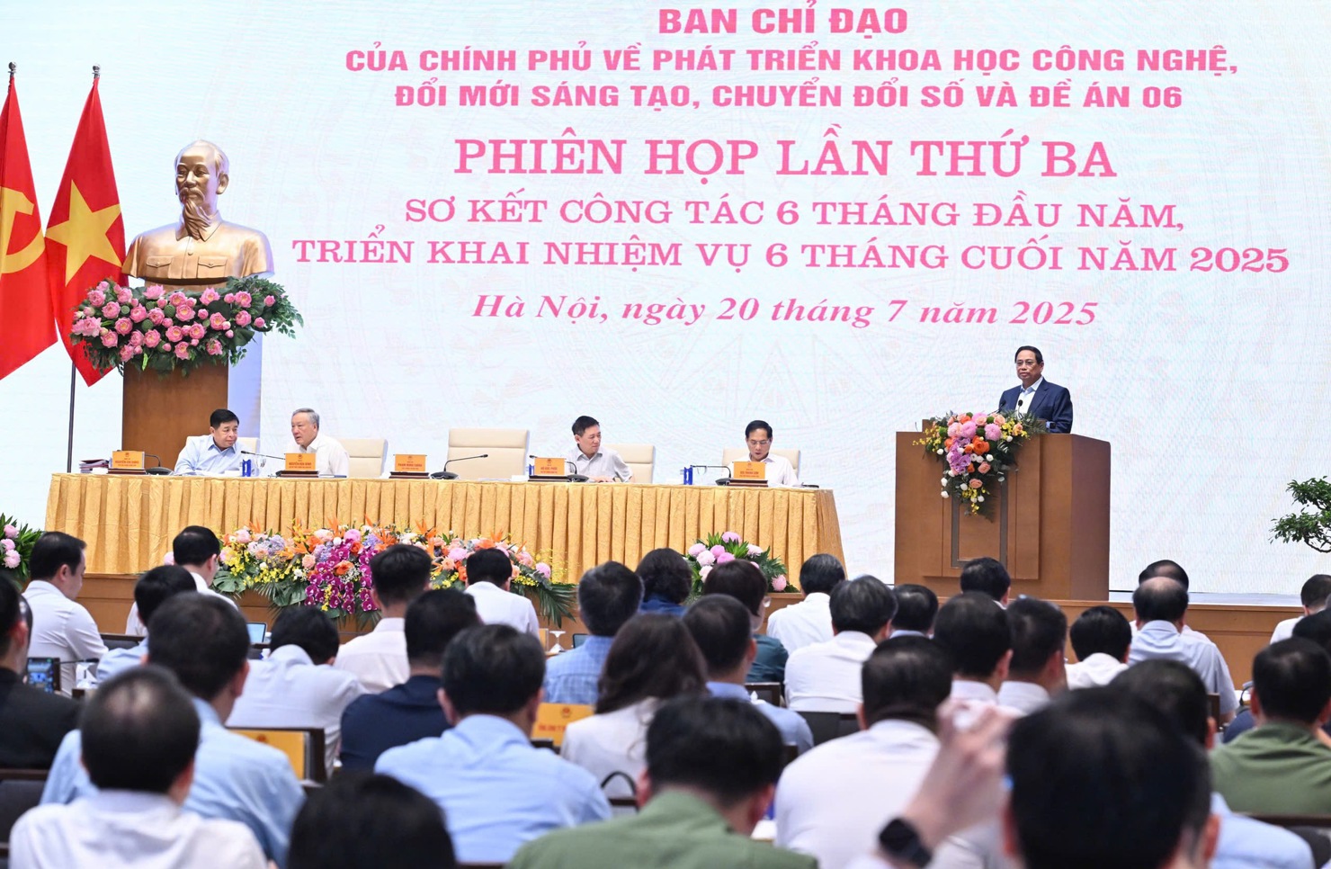 Thủ tướng Chính phủ đề nghị phải xác định rõ nhiệm vụ và sản phẩm cụ thể của các bộ, ngành, địa phương. Ảnh: VGP
