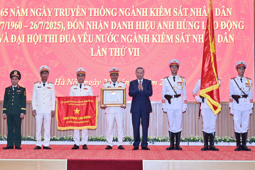 Tổng Bí thư Tô Lâm trao Danh hiệu Anh hùng lao động cho ngành bongdaso net. (Ảnh ĐĂNG KHOA)