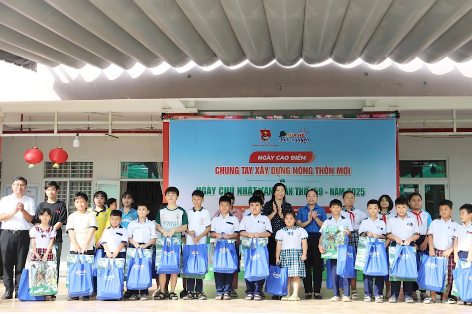 Thành Đoàn TP. Hồ Chí Minh trao quà cho thiếu nhi có hoàn cảnh khó khăn tại xã Bình Lợi.