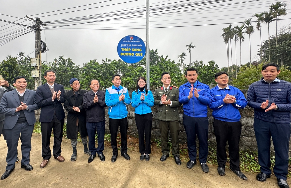 Tuổi trẻ thanh niên Thái Nguyên thực hiện công trình “Thắp sáng đường quê” tại huyện Phú Lương.