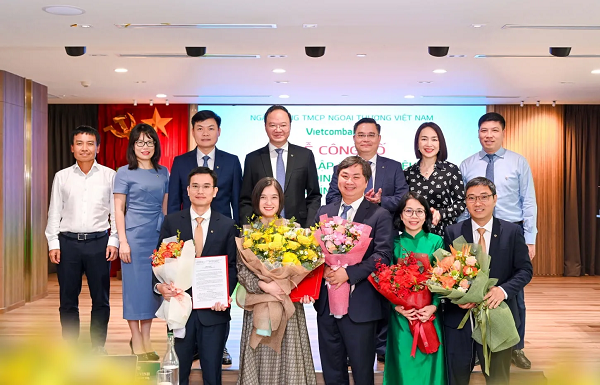 Ban lãnh đạo Vietcombank (hàng trên) chúc mừng 05 nhân sự lãnh đạo Khối Dữ liệu (hàng dưới) vừa được giao kiêm nhiệm, điều động, bổ nhiệm
