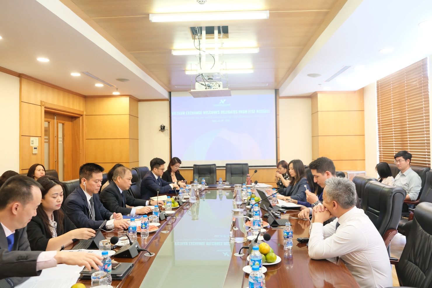 Quang cảnh buổi làm việc.