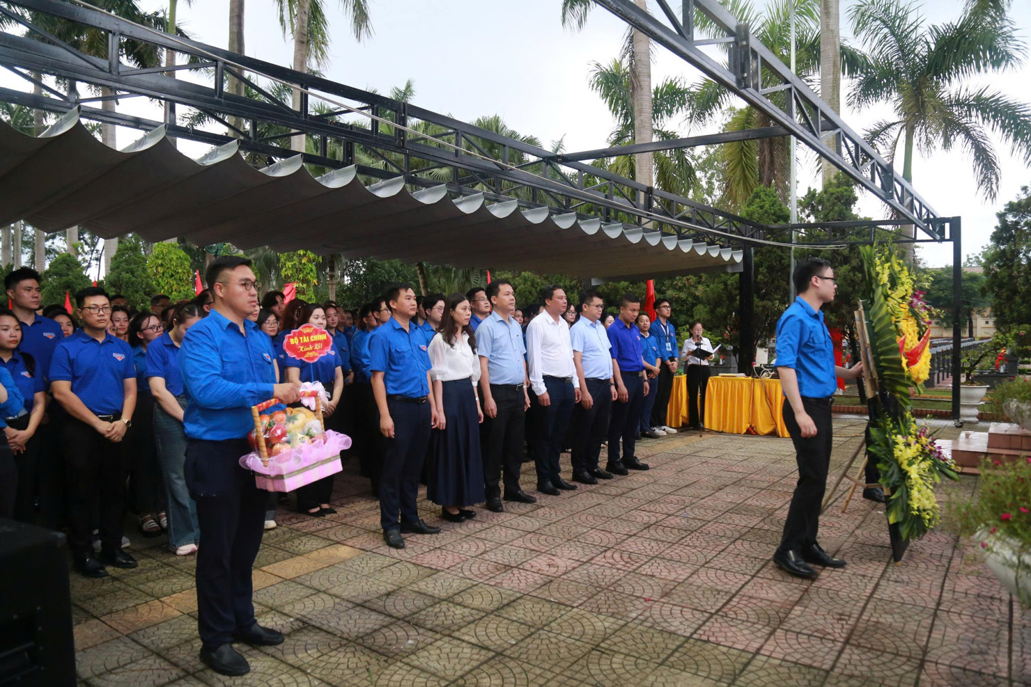 Ông Đỗ Văn Trường - Phó Bí thư Đảng uỷ Bộ Tài chính cùng cán bộ, đoàn viên thanh niên dâng hoa tưởng niệm các anh hùng liệt sĩ.