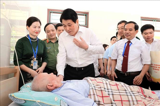 Chủ tịch nước Lương Cường thăm hỏi và tặng quà cho thương binh Nguyễn Xuân Mai đang điều trị tại Trung tâm Điều dưỡng Thương binh Duy Tiên. Ảnh: An Đăng/ TTXVN