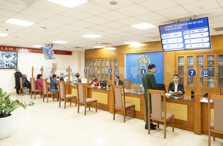 Người dân giải quyết thủ tục hành chính tại Trung tâm Phục vụ hành chính công TP Hà Nội - chi nhánh số 3
