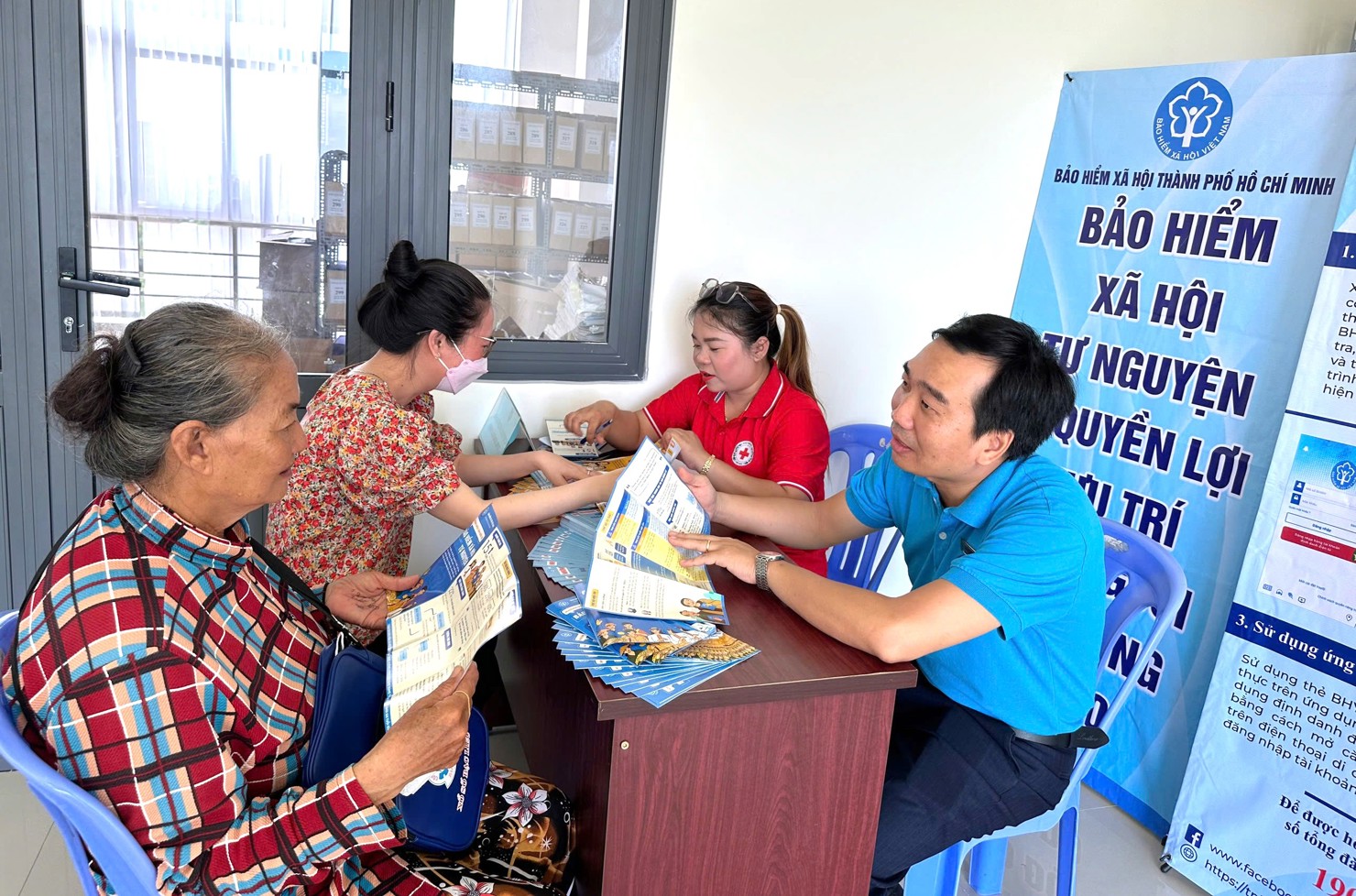 BHXH TP. Hồ Chí Minh tuyên truyền, hỗ trợ người dân tham gia BHYT. Ảnh: Phạm Thọ