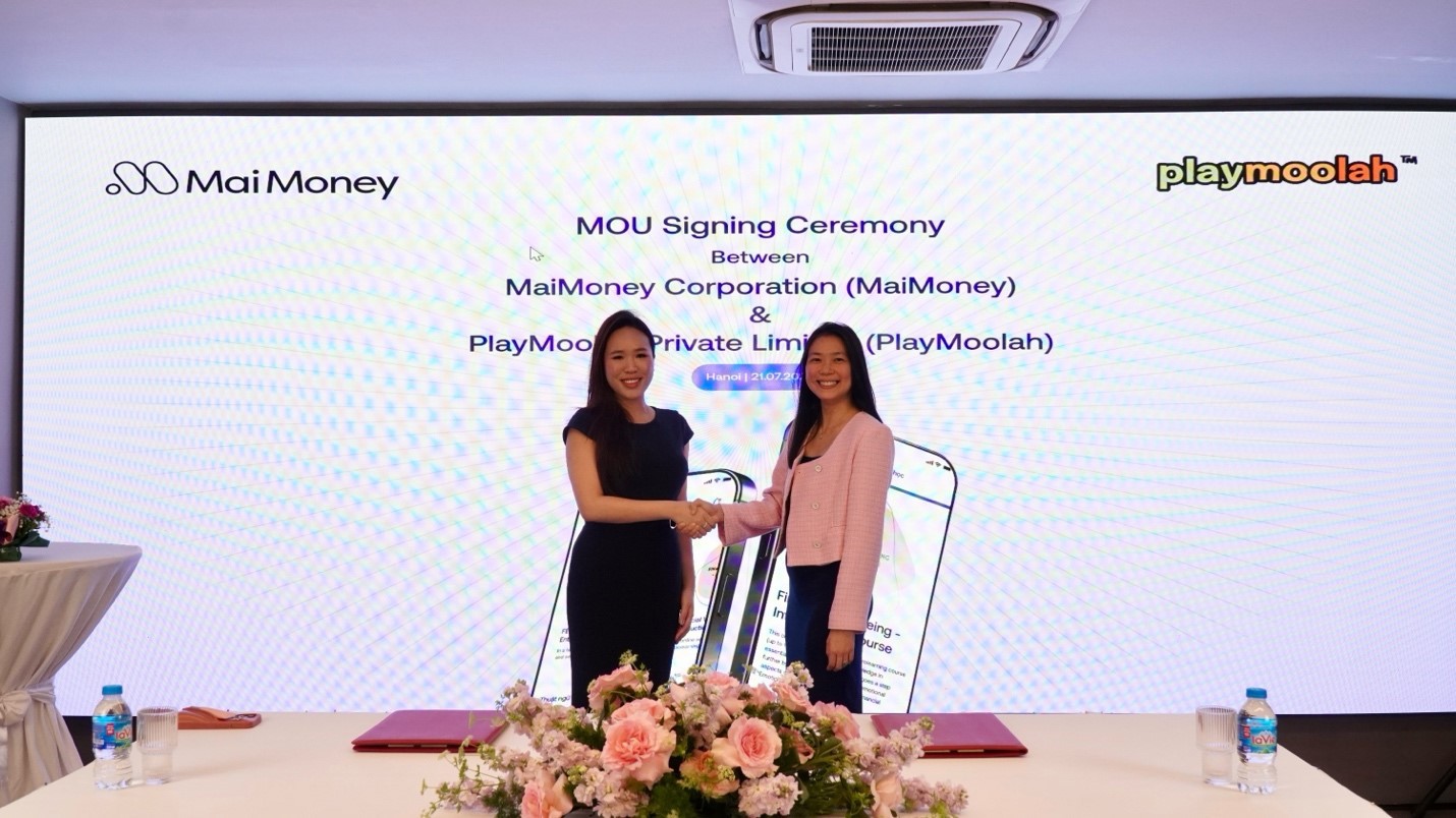 Nhi Nguyễn (bên trái), Founder và CEO của MaiMoney và Audrey Tan (bên phải), Co-founder và CEO của PlayMoolah tại lễ ký kết Biên bản Ghi nhớ (MoU).