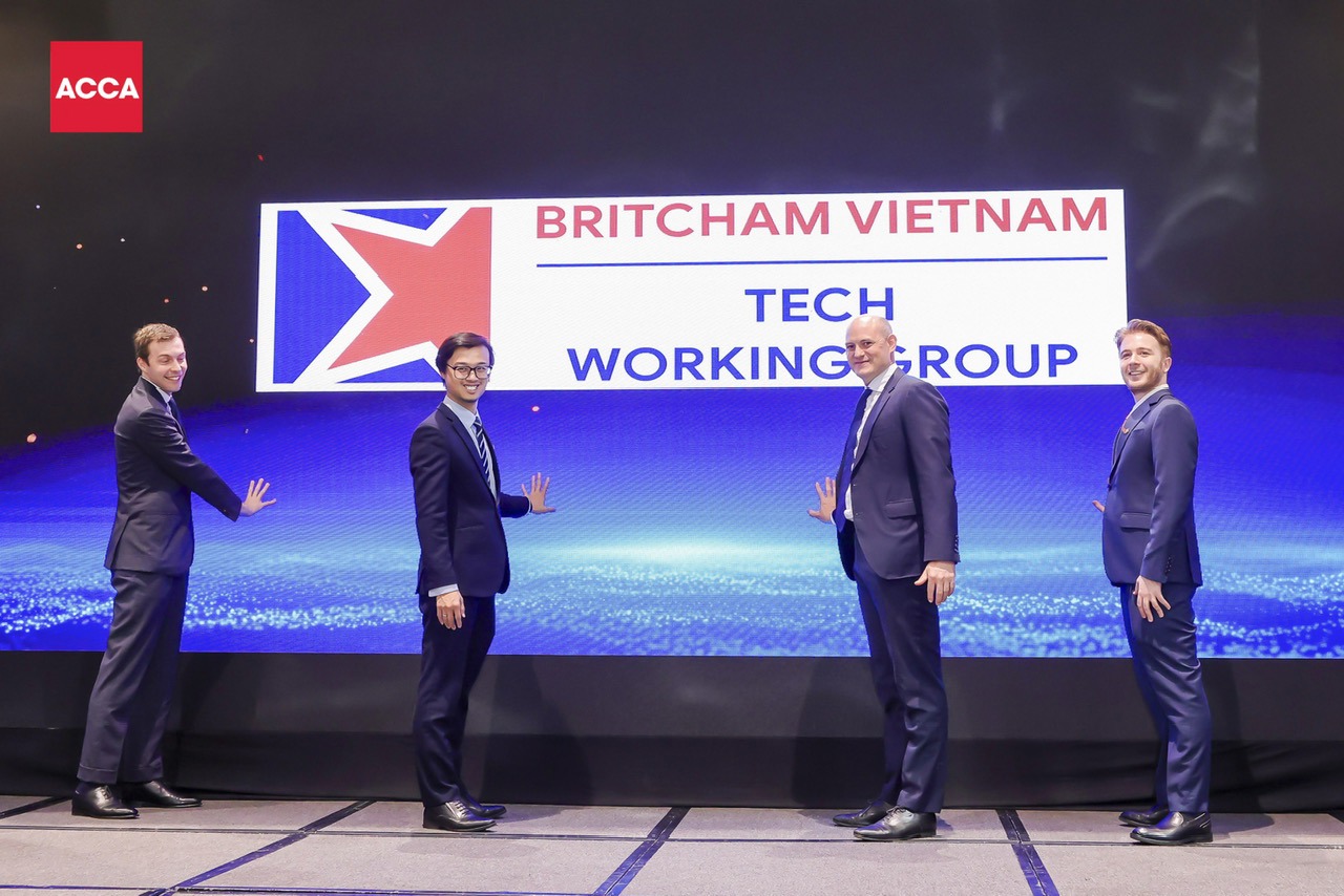 Ông Tô Quốc Hưng - Giám đốc ACCA Việt  Nam và đại biểu bấm nút ra mắt Nhóm Công tác Công nghệ (Technology Working Group). Ảnh: BTC