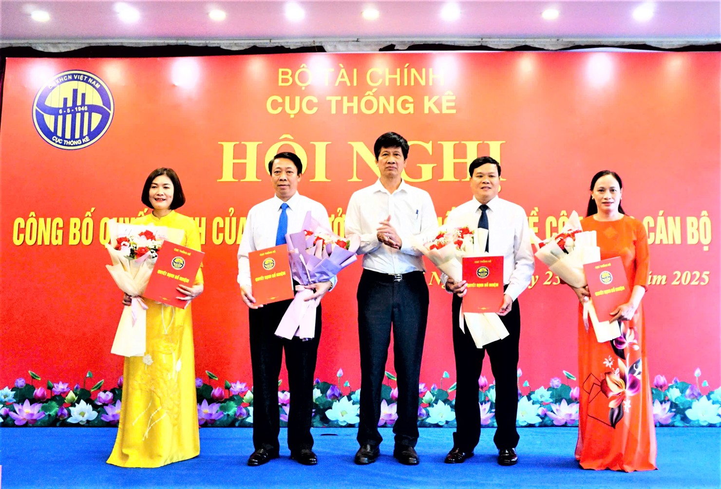 Phó Cục trưởng Cục Thống kê Nguyễn Thanh Dương trao quyết định và tặng hoa chúc mứng các Lãnh đạo Thống kê tỉnh Thái Nguyên mới được bổ nhiệm