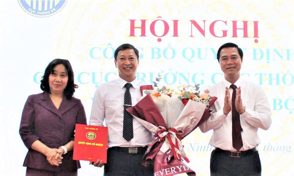 Cục trưởng Cục Thống kê Nguyễn Thị Hương và Ủy viên Ban Thường vụ, Phó Chủ tịch UBND tỉnh Bắc Ninh Lê Xuân Lợi trao các Quyết định và tặng hoa chúc mừng đồng chí Đồng Văn Sủng.