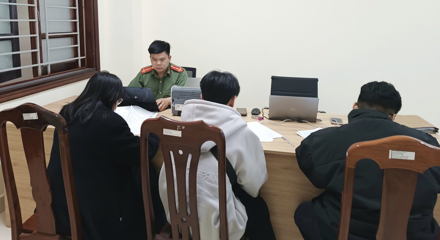 Công an Lâm Đồng làm việc với nhóm quản trị trang fanpage Facebook “YDL Confessions 3.0”. Ảnh: Công an Lâm Đồng cung cấp