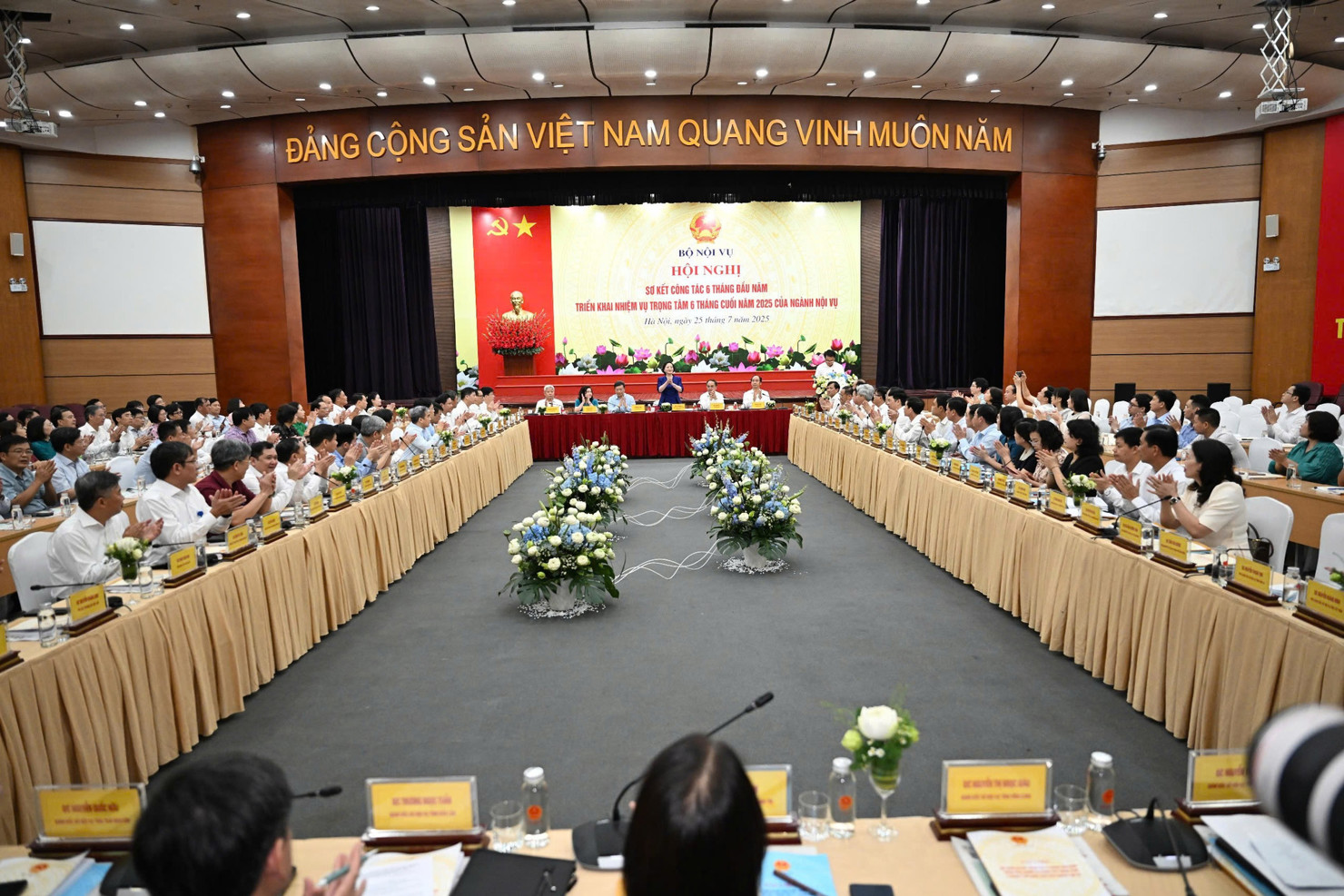 Toàn cảnh hội nghị.