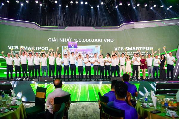 Ông Nguyễn Thanh Tùng - Chủ tịch HĐQT trao giải nhất cho VCBSmartpod - Liên quân Khu vực Bắc & Trung Trung bộ và Nhóm các phòng Phêduyệt tín dụng, quản lý nợ, Trung tâm định giá tài sản