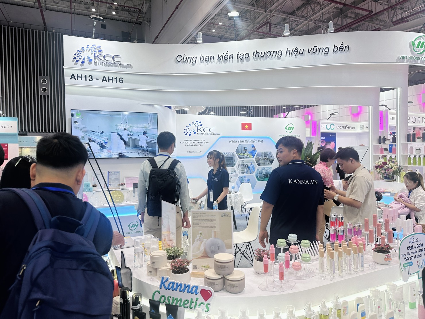 Gian hàng mỹ phẩm tại triển lãm quốc tế Vietbeauty & Cosmobeauté Vietnam 2025. Ảnh: Thanh Thủy