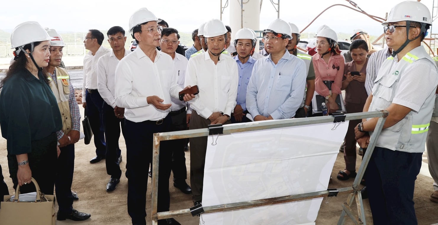 Chủ tịch UBND tỉnh Lâm Đồng Hồ Văn Mười kiểm tra dự án nâng cấp Bệnh viện Đa khoa Đắk Nông. Ảnh: Nguyễn Lương