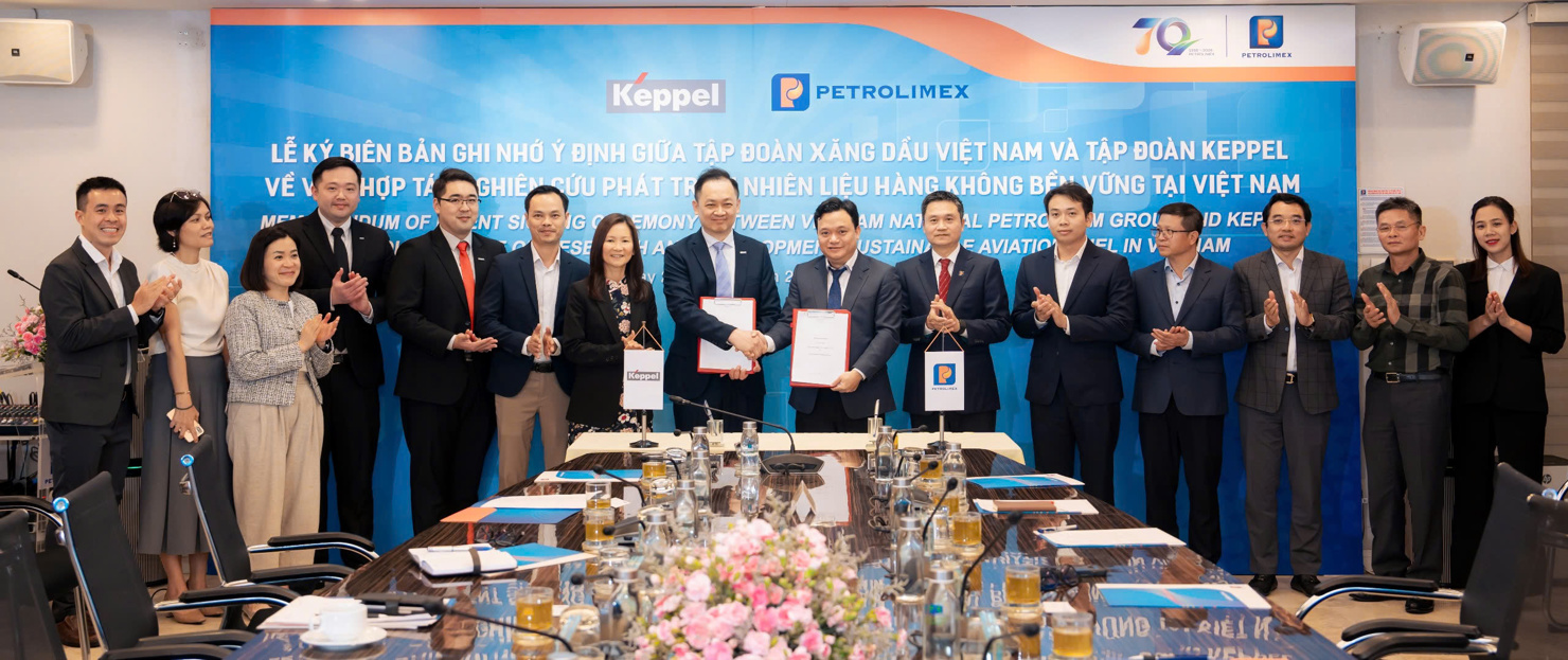 Ông Nguyễn Ngọc Tú - Phó Tổng Giám đốc Petrolimex và ông Tay Parng Tzuan - Tổng Giám đốc Giải pháp Bền vững, Tập đoàn Keppel ký kết MOI