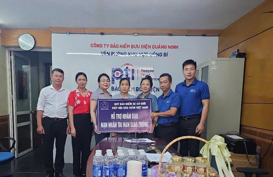 Công ty Bảo hiểm Bưu điện Quảng Ninh đại diện Quỹ Bảo hiểm xe cơ giới trao hỗ trợ cho gia đình nạn nhân.