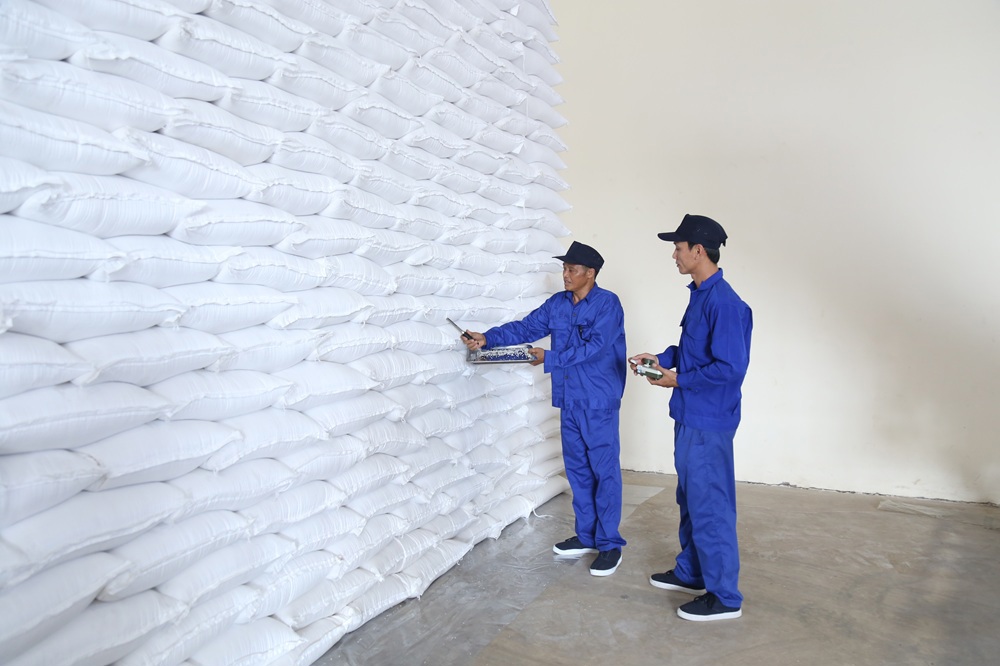 NSNN chi cho việc tiếp nhận, phân phối hàng DTQG từ điểm nhận hàng đến người sử dụng được bố trí từ ngân sách của địa phương hoặc NSNN của bộ, ngành quản lý lĩnh vực. 