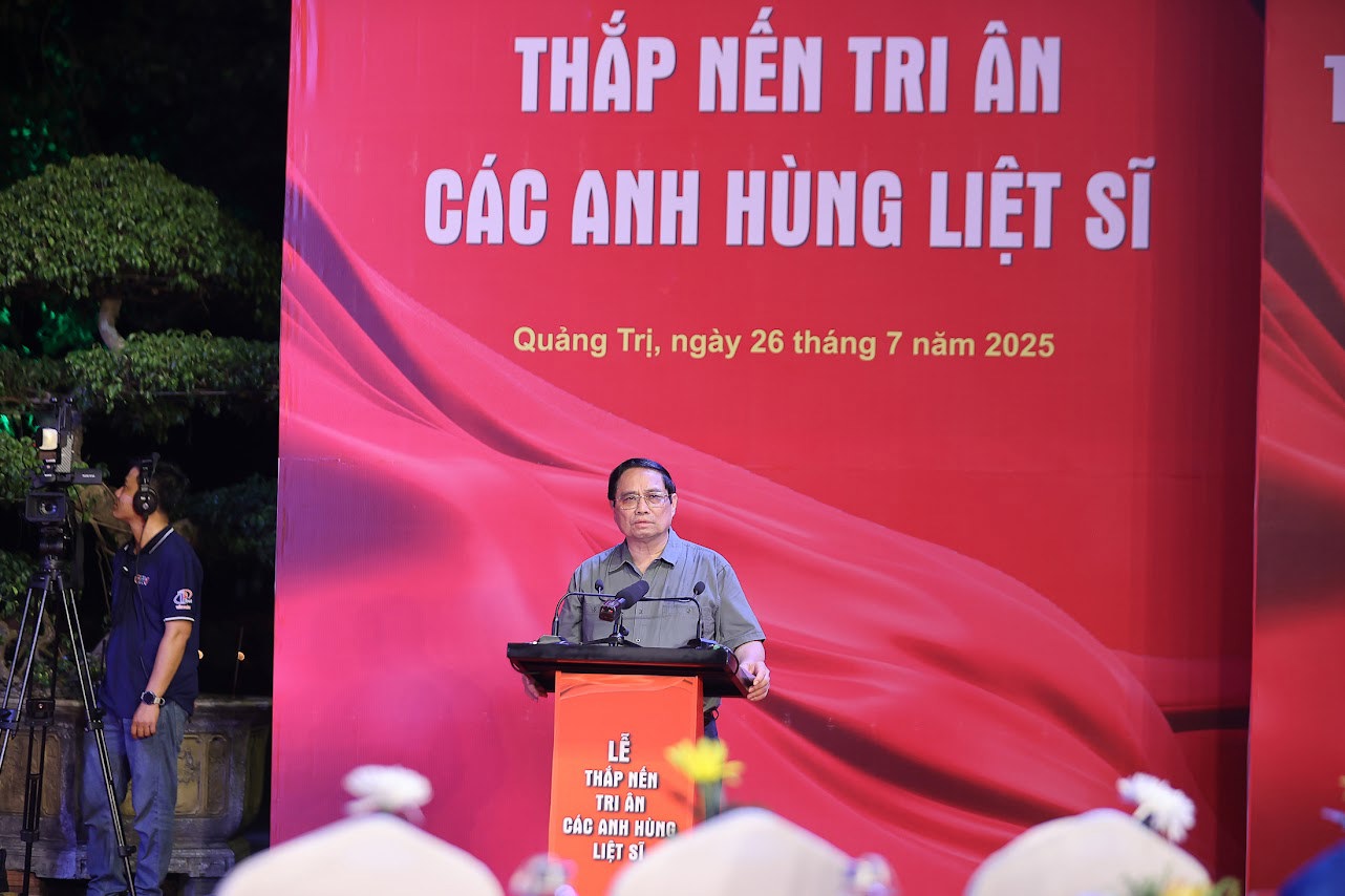 Thủ tướng Chính phủ Phạm Minh Chính dự lễ thắp nến tri ân các Anh hùng liệt sĩ. Ảnh: VGP