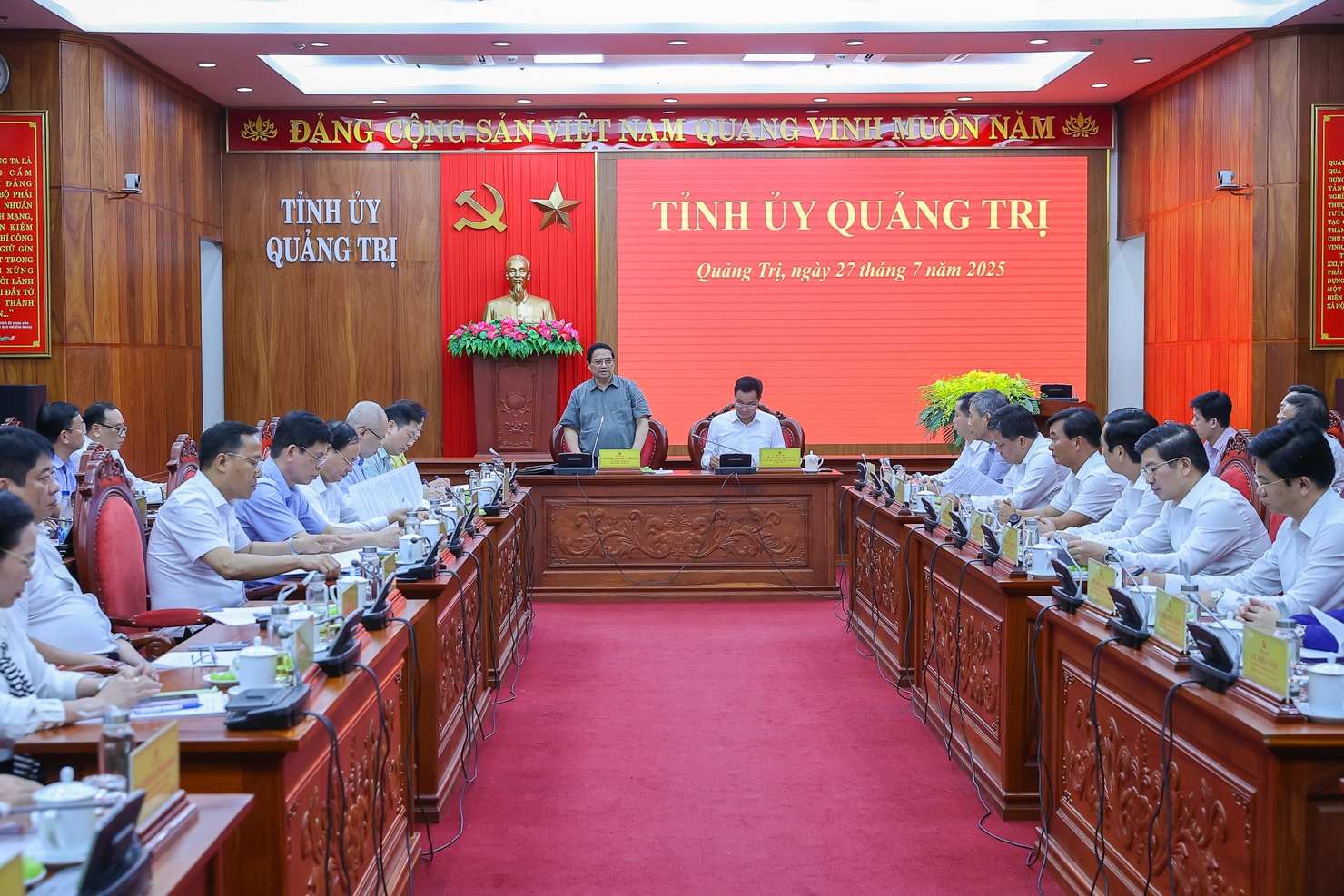 Thủ tướng làm việc với Ban Thường vụ tỉnh Quảng Trị. Ảnh: VGP