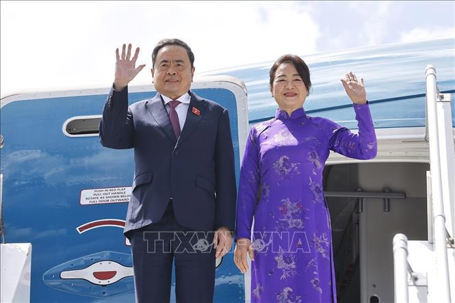 Chủ tịch Quốc hội Trần Thanh Mẫn và Phu nhân đến sân bay quốc tế Geneva, Thụy Sĩ - Ảnh: TTXVN