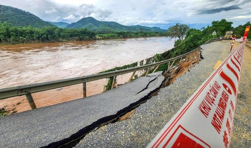 Sạt lở ta luy âm trên tuyến Quốc lộ 7 tại tỉnh Nghệ An do bão số 3 gây ra. Ảnh: Lê Minh