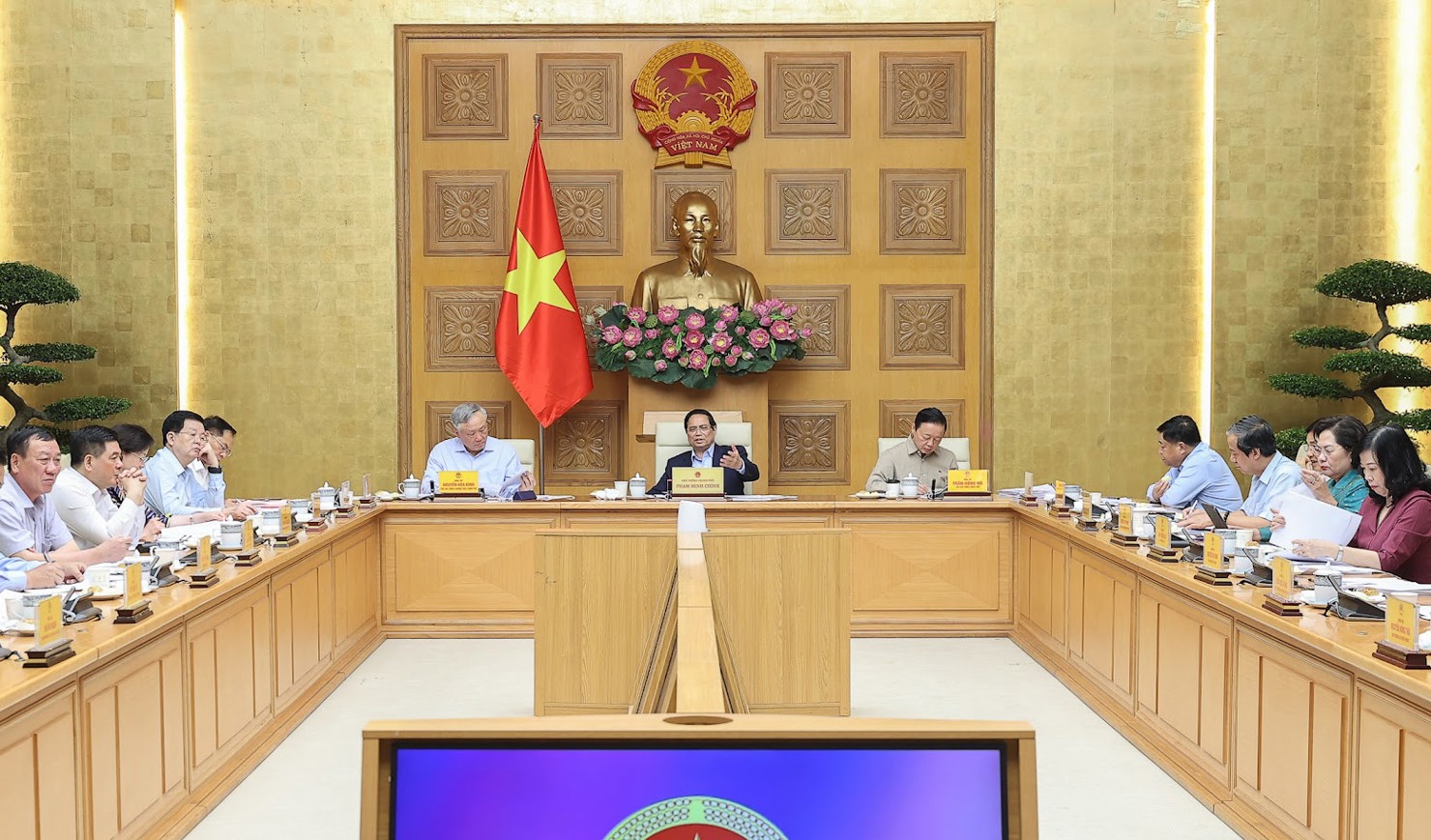 Thủ tướng yêu cầu các Bộ, ngành, cơ quan tập đề xuất nhiệm vụ, giải pháp để hệ thống hành chính hoạt động thông suốt, hiệu quả. Ảnh: VGP
