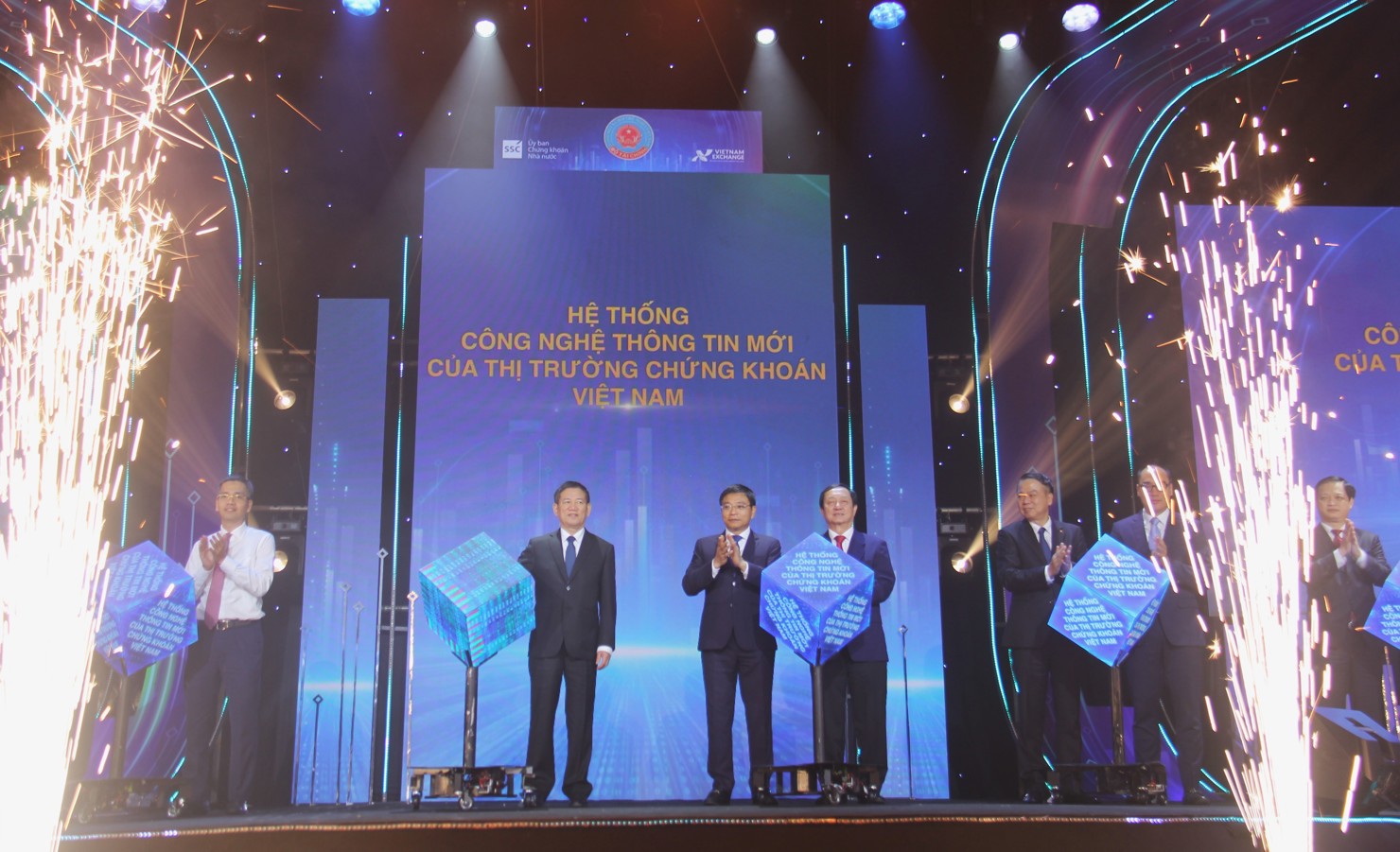 Các đại biểu thực hiện nghi thức khai trương Hệ thống công nghệ thông tin mới của thị trường chứng khoán Việt Nam. Ảnh: T.D
