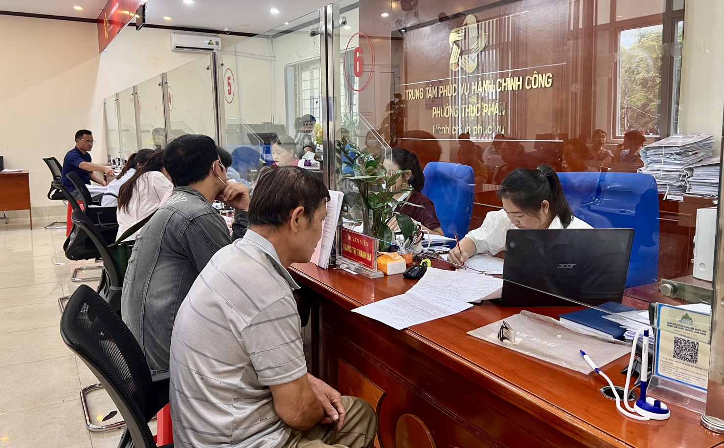 Người dân đến làm thủ tục nộp thuế tại Trung tâm Phục vụ hành chính công phường Thục Phán.