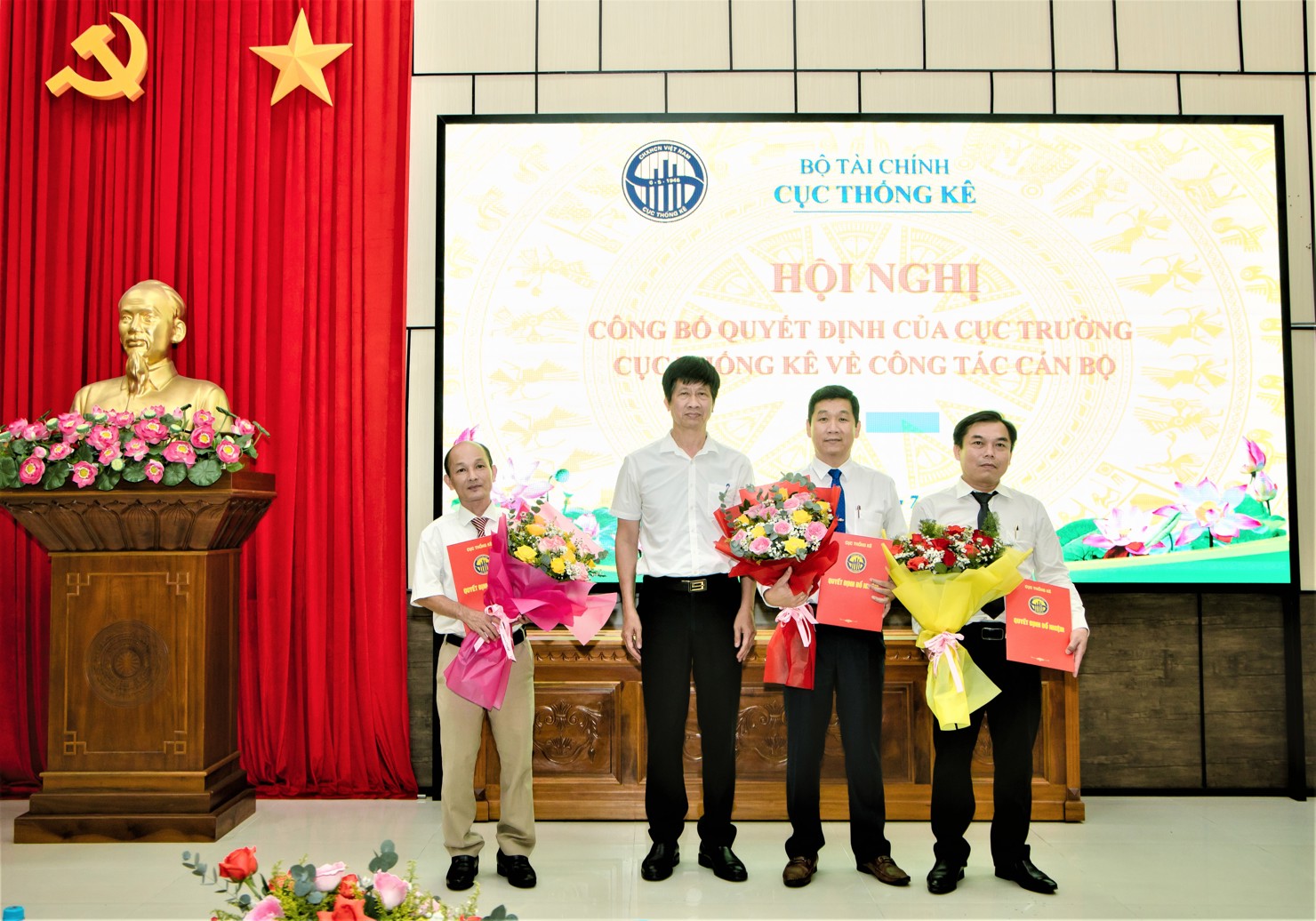 Phó Cục trưởng Cục Thống kê Nguyễn Thanh Dương trao Quyết định và tặng hoa chúc mừng các đồng chí Phan Quốc Hùng, Nguyễn Công Luận và Đỗ Minh Dưỡng.