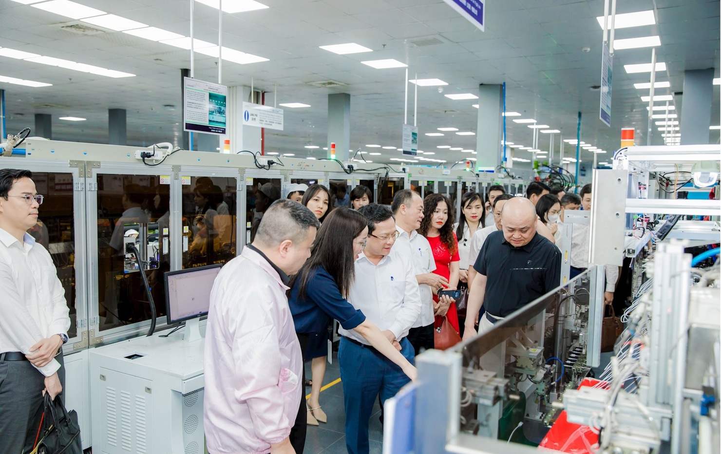 Doanh nghiệp FDI sản xuất linh kiện điện tử tại nhà máy ở KCN VSIP Nghệ An.
