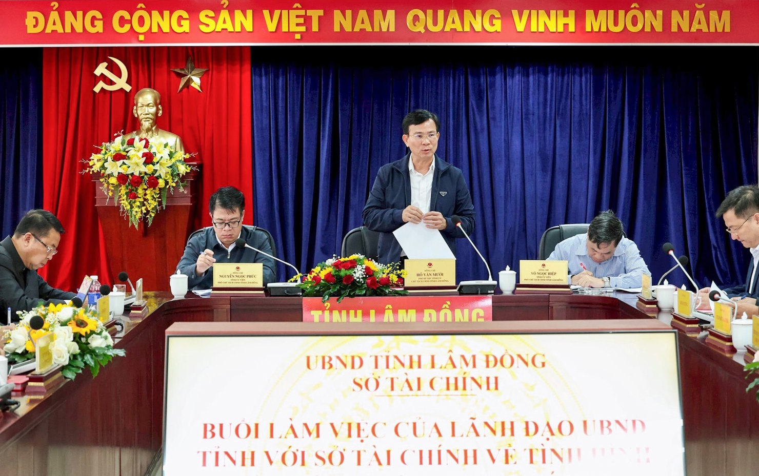 Chủ tịch UBND tỉnh Lâm Đồng Hồ Văn Mười chỉ đạo tại buổi làm việc với Sở Tài chính. Ảnh: Lê Hoa