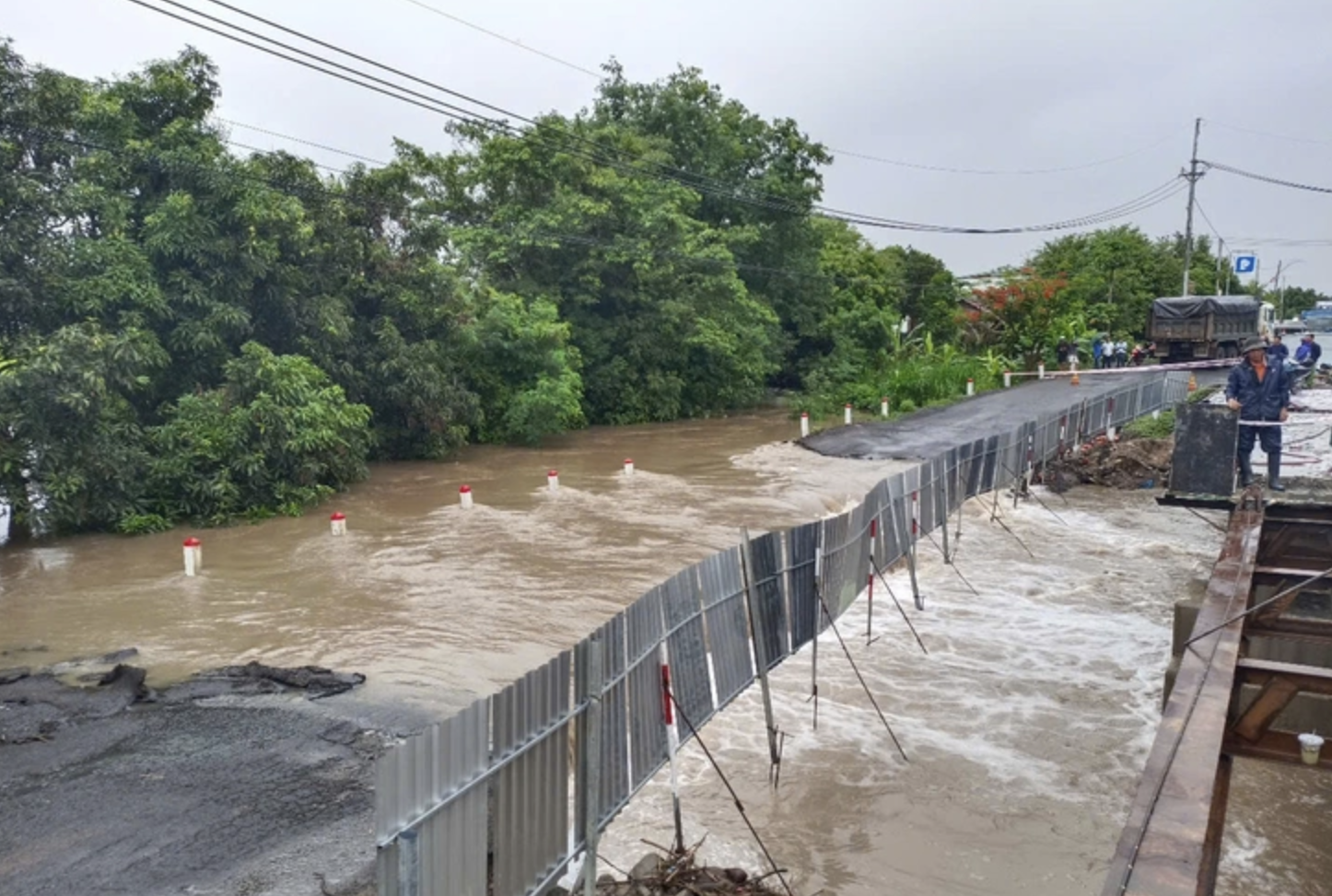 Nước lũ chia cắt giao thông Quốc lộ 25, đoạn thuộc xã Ayun Hạ, huyện Phú Thiện, Gia Lai ngày 11/6/2025. Ảnh: Phạm Hưng