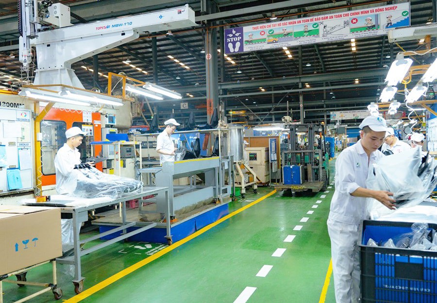Sản xuất linh kiện nhựa chất lượng cao tại Công ty cổ phần Nhựa Hà Nội.