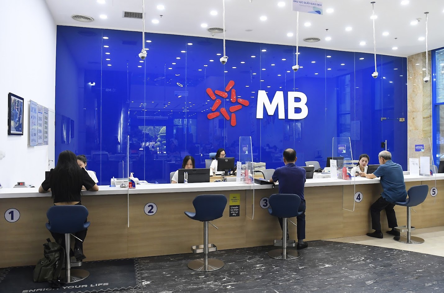 Khách hàng giao dịch tại quầy dịch vụ của MB tại Hà Nội.