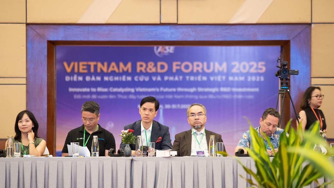 Vietnam R&D Forum 2025 quy tụ khoảng 100 đại biểu là các nhà khoa học, chuyên gia trong và ngoài nước.