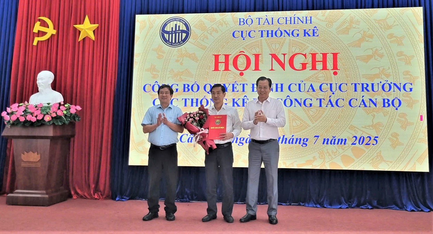 Phó Cục trưởng Cục Thống kê Nguyễn Trung Tiến và Phó Chủ tịch UBND TP.Cần Thơ Vương Quốc Nam trao Quyết định và tặng hoa chúc mừng đồng chí Thiều Vĩnh An làm Trưởng Thống kê TP. Cần Thơ